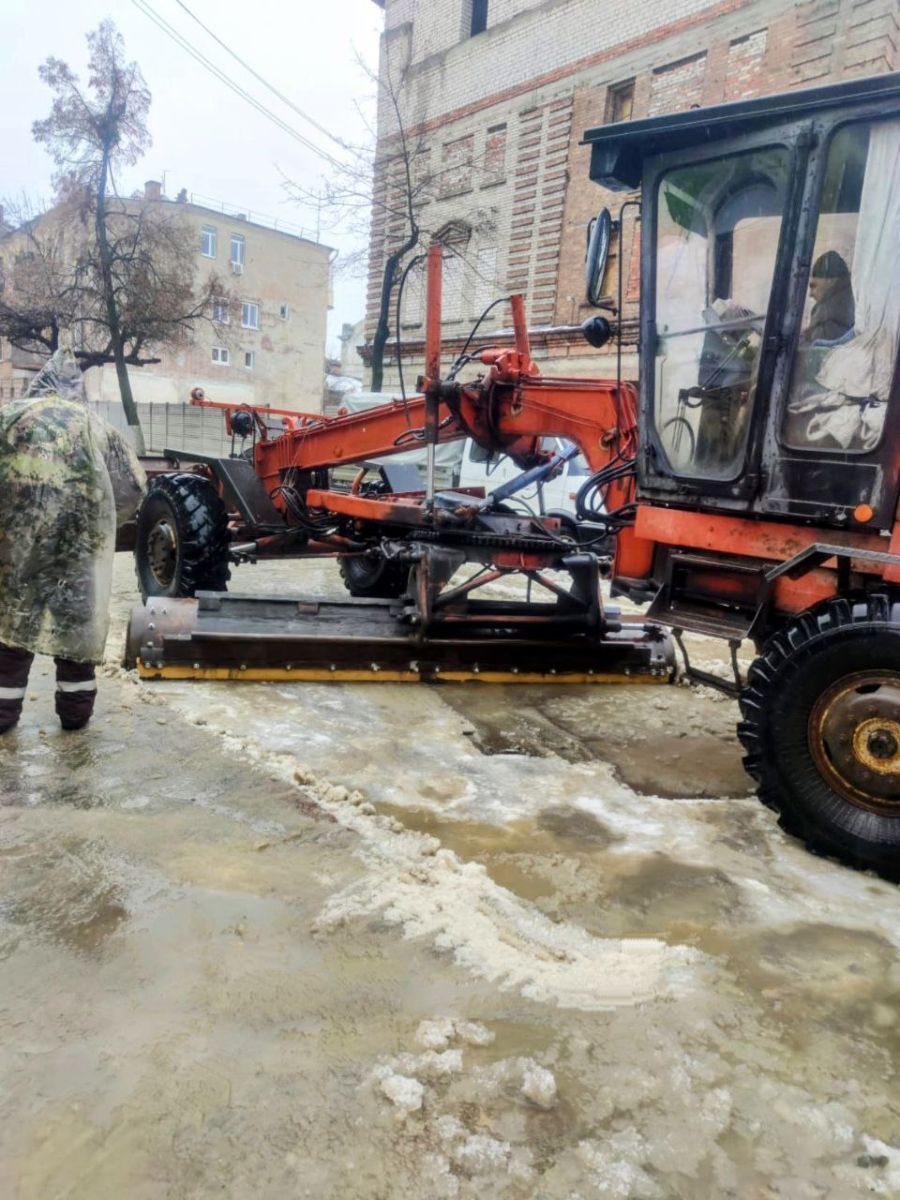 Комунальники Харкова продовжують боротися з негодою